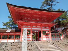 続けて日御碕神社へ。
朱色が素敵です。

日御碕神社は「出雲国風土記」にも記されている歴史ある神社だそうです。
