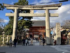 そして八坂神社へ。

境内、かなりにぎわっていました。
屋台もあって楽しそう。