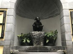 ションベン少女
小道のひっそりしたところにいました．
分からなくてその小道を通りすぎましたよ．．．

こちらは、観光客は少なくゆっくり写真撮影ができました．