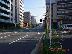 駅を出て前を走る国道122号の北本通りを荒川に向かって歩きます。
まだ朝の7時過ぎ、人も車も少ないかな・・・