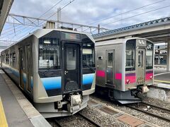駅に停車中のこちらの列車は。。
蟹田行きのGVE－400系の気動車。。