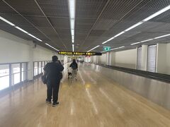 古い、懐かしさを感じるターミナル。横長の建物でイミグレまでひたすら歩きます。