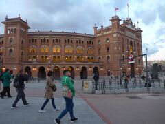 MRT入り口へ向かう人々とラス・ベンタス闘牛場