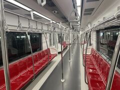 やってきた列車は冷房が効いていて快適でした。終点のバンスー駅に到着し、乗客が降りたところ。