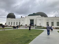 次はロサンゼルスの名所らしいグリフィス天文台へ、Vermont/Sunset StationからDASHというバスで目指す。
今日のロサンゼルスは肌寒いが、高台の天文台は風が強く寒い。
平日なのに地元の学生や観光客多く、天文台は混雑。
寒いので早々に下山する。