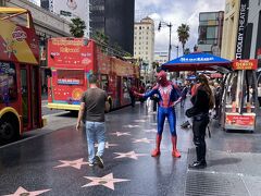 ハリウッド大通り。観光客多い。