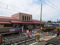 下吉田駅に定刻に到着！
けっこうな人が降ります。
すれ違うのは、ほぼ外国人か！？