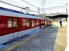 この列車終点の東青山駅で下車