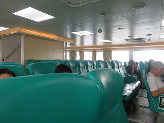 船室です。長蛇の列だったので、積み残しが出るのでは、と心配していましたが、無事全員乗れたようです。