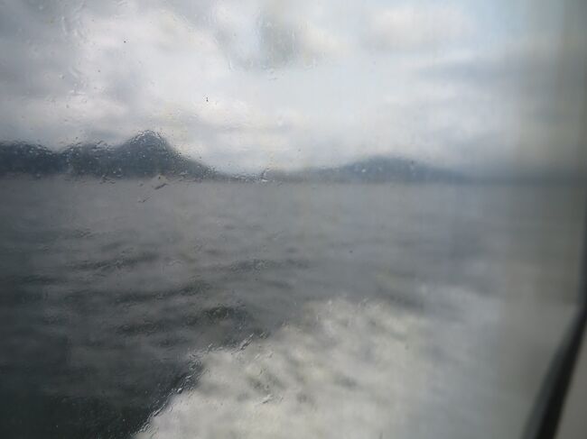 屯門埠頭を出たフェリーは船速を上げ、対岸に向かって滑るように走っています。後方は屯門方面です。