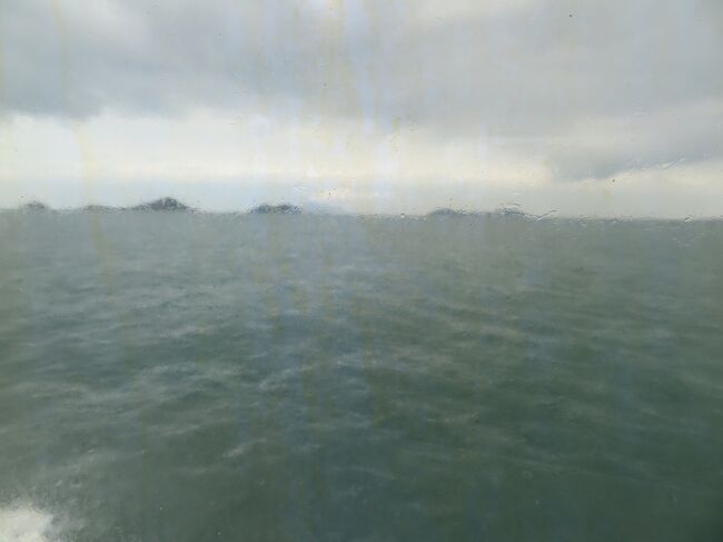 航路はちょうどビクトリアハーバーの西側の出入り口に当たり、入港を待っている大小の船が停泊しています。