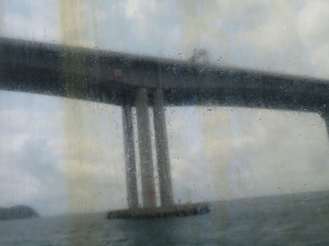 大型船が通行できるように、高さは40メートルあります。