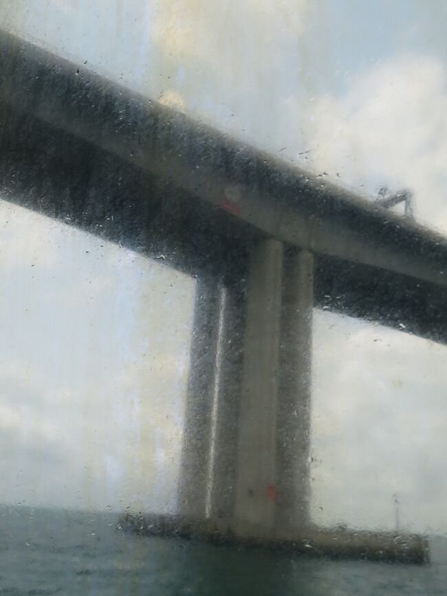 橋を見上げて、いよいよ下をくぐります。