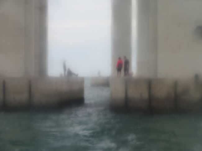 大橋の橋脚に人が立っています。どうやら釣り人らしいです。どうして来たのかな？渡船でもあるのでしょうか。驚きました。釣りの穴場でしょうか。