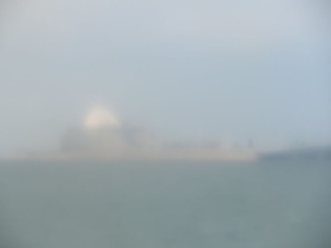 橋の途中には建物があります。東京湾アクアラインで言えば、海ほたるのような存在でしょうか。