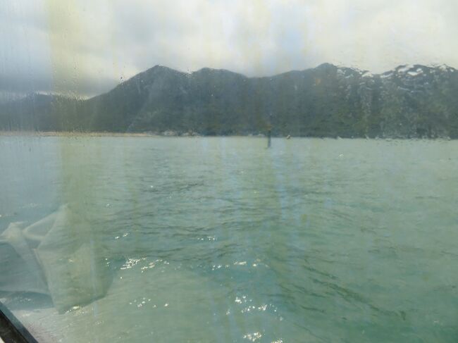 橋をくぐると、ランタウ島が見えて来ました。