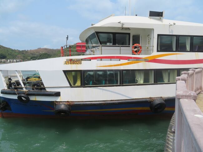 こんなフェリーでした。かなりの大型で２階建てになっています。香港はバスもトラムもスターフェリーも２階建てが多いですね。