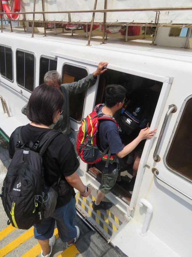 次々を乗り込んでいきます。ちなみにこの船も先の船もオクトパスカードで乗船できました。入り口を入ったところにタッチパスがあります。