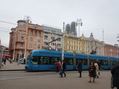 ザグレブのトラム、バスは青色　これはザグレブ市の色だそうだ