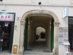 大聖堂から青果市場をとおり、旧市街の中を行く。ザグレブの旧市街は大聖堂と市場がある地区と聖マルコ教会がある地区の２つの丘にわかれ、両地区で経済的な争いが絶えず、両地区の間にある血の橋という通りがある。