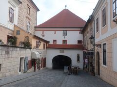 旧市街の西側の丘の玄関口の石の門