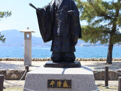 宮島入口にある平清盛像

平清盛が厳島神社に初参詣したのが永暦3年(1160)8月

この年の前半は平治の乱で敗北した源義朝が最期を迎えたり、頼朝が捕らえられ伊豆に流されたりしています

平清盛が正三位になり、公卿の仲間入りをしたのもこの年

激動の時期に参詣を始め、その4年後の長寛2年(1164)には平家納経を、更に4年後の仁安3年(1168)には荒廃していた厳島神社を現在の姿へ変える造営に取りかかりました

こうして海に浮かぶような美しい厳島神社が、清盛の事業によって成し遂げられました