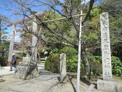 木島坐天照御魂神社に到着しました。
木島坐天照御魂神社は古くから祈雨の神として信仰された神社であり境内には珍しい三柱鳥居が建っています。