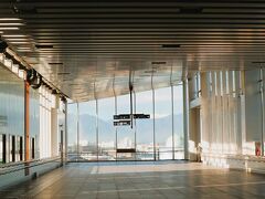 早朝の「ＪＲ松本駅」には通勤通学客もまばらでした…、

西口・アルプス口への連絡橋ですがガラス張りなので眺めが好いですよ！。

では、改札で３回目の乗車の捺印を頂きます！。