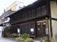並びに在る「宿場街道資料館」ですが９時オープンでした、

旧中山道と旧甲州街道が交わる宿場町として栄えた下諏訪宿は中山道では唯一温泉が湧き出て旅人を癒したところです。
旧商家をそのまま利用した無料で入館出来る有難い資料館です。
