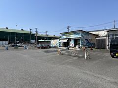 そして、この漁港にあるのがみなとやさん。
漁港の直販所です。