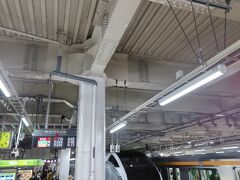 ★8:10
立川駅にやってきた、ネモフィラカラーのE653系。今日は満席とのことで、ギャラリー多数。一本前の快速電車が満員電車状態で出る中、快適な特急電車でひたちなかへ直行できるのは本当助かります。