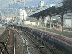 海田市駅。
駅構内ですでに呉線と分岐している。
右奥のほうから呉線の電車がやってきた。