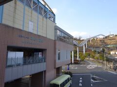 瀬野駅は橋上駅で、スカイレールの駅と隣り合っている。
山の上にある新興住宅地と、瀬野駅を結んでいる新交通システム。
スカイレールの駅は瀬野ではなく「みどり口」という駅名。