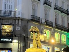 MRT・ソル駅で降りてブエルタ・デル・ソルに出て夜の熊とイチゴノキの像を見て行きました
ライトアップされていました