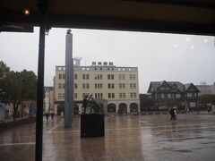 門司港駅改札を抜け、日本郵船ビルの前に。
前述とおり、本日は雨。　