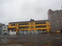 門司港駅近くの外壁塗装が黄色の目立つ雑居ビル。
もともと海運会社さんの社屋とか。
