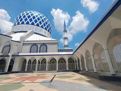 続いてやってきたのは、通称ブルーモスクの、スルタン・サラフディン・アブドゥル・アジズ・シャー・モスク。
長っ！

ここへは、さっきと色違いのような、青色のローブを着せられた。
コスプレっぽくて楽しいのだけど、正直、暑い…。