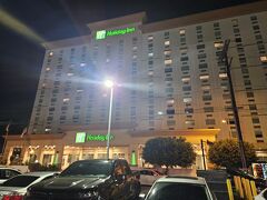 宿泊する「Holiday Inn Los Angeles - LAX Airport」へ
シャトルバスは30分おきのようで、24時間走っています。
空港で30分近く待ちました
（ホリデイインエクスプレスのバスとは別なのでご注意を）