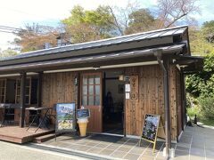 今日の目的はこちら、桜広場に面した場所にある「喫茶坊」の「お寺ごはん」です。

2018年オープンの、古民家風のオシャレなカフェです。