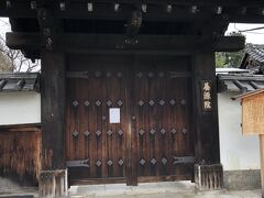 京都駅前から市バス２０６番に乗って...。
本日の最後の観光場所は
三十三間堂脇の養源院。
やや、猫ちゃんが休憩中。