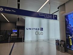 翌朝、シャトルバスで空港に戻り、UAでラスベガスに向かいます
時差ボケでほとんど眠れなかった…
保安検査通過後、UNITED Clubへ