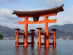 厳島神社の大鳥居です
両部鳥居と言われる形状で、根本は海中に置かれているだけです