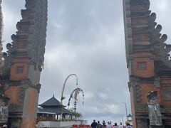 まず最初の寺院は　ブサキ寺院。ホテルを北上すること3時間もかかって到着。

ブサキ寺院はバリのヒンドゥー教の総本山。インドネシアの本島はイスラム教徒が多いが、バリ島はほとんどの人がヒンドゥー教なのだとガイドさんが教えてくれた。ただし、インドのヒンドゥー教とバリのヒンドゥー教は違うらしい。入場料は90KRp