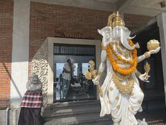 渋滞を抜けて15分、到着したのがこちらアモラバリ。時間はすでに2時になっていた