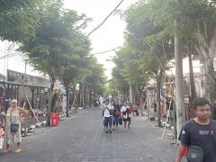 本日最後の観光地はタナロット寺院。6時45分に到着。寺院までは10分ほど歩くのだがお土産屋さんがたくさんある。拝観料は60KRp