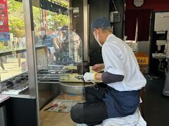 老舗の人形焼き屋さん木村屋さんでお土産に人形焼きを購入。
職人さんが絵になるなあ。

※ペイペイ利用可能