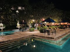 8時半にレストランを出発して、10時にホテルに到着。ロビーでタクシーチャーター代（￥6,000）とガソリン代(360KRp）をガイドさんに支払う。10時間以上拘束して6,000円は申し訳ないので、チップをガイドさんとドライバーさんに支払う。こちらの要望を聞いてもらったりと1日本当にお世話になった。

今日は時間がなくて行けなかった、ウブドやゴアガジャ遺跡、そして今回一番行きたかったランプヤン遺跡を巡るツアーを明後日にお願いした。明日は、ホテルで少しのんびりして、スミニャック方面を観光することにした