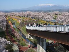 …白石川堤一目千本桜の並木道と、白石川千桜公園の眺めがいい展望デッキが設置されています。
これは白石川の上流方向（JR大河原駅方向）を見た様子。

この日はよく晴れて、残雪の蔵王連峰までくっきり見える！
来てよかった～。ヾ(*´∀｀*)ﾉ