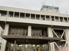 名古屋フェリーターミナル。
名古屋駅から直通の名鉄バスもあるようですが、地下鉄で名古屋港まで行って路線バスで行きました。
乗船名簿は、予約時に登録していたので乗船手続きはすぐ完了。
17時30分から乗船開始できました。