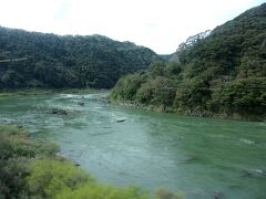 四万十川の清流を眺めながら鉄道旅を楽しみます(^_-)-☆。